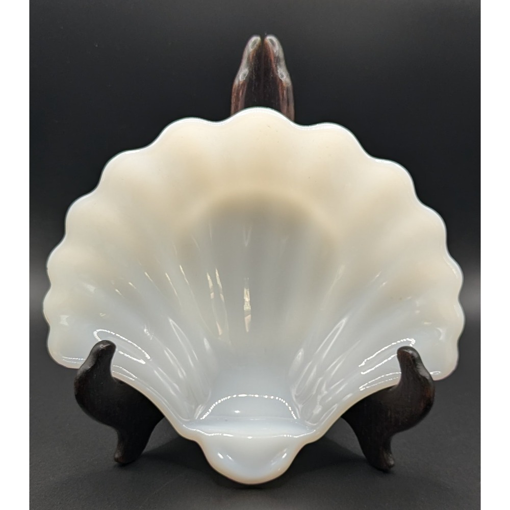 Milk Glass Shell Shaped‎ Trinket Dish/Soap Holder No Markings